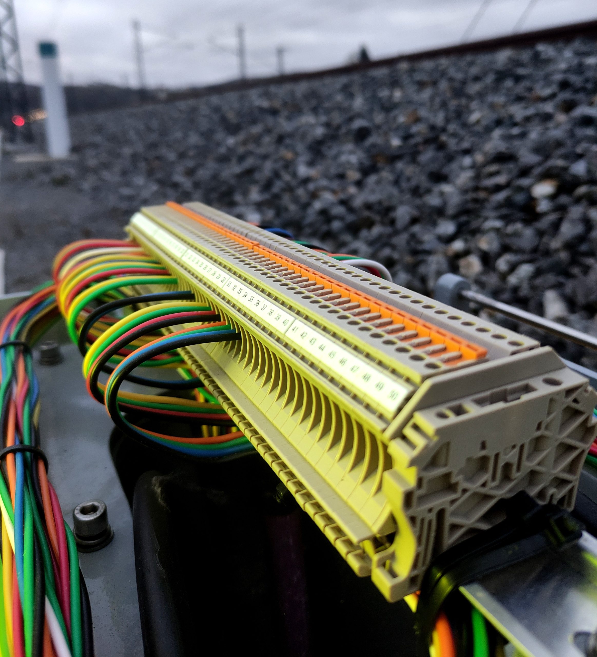 Montaje e instalación de equipos de señalización ferroviaria